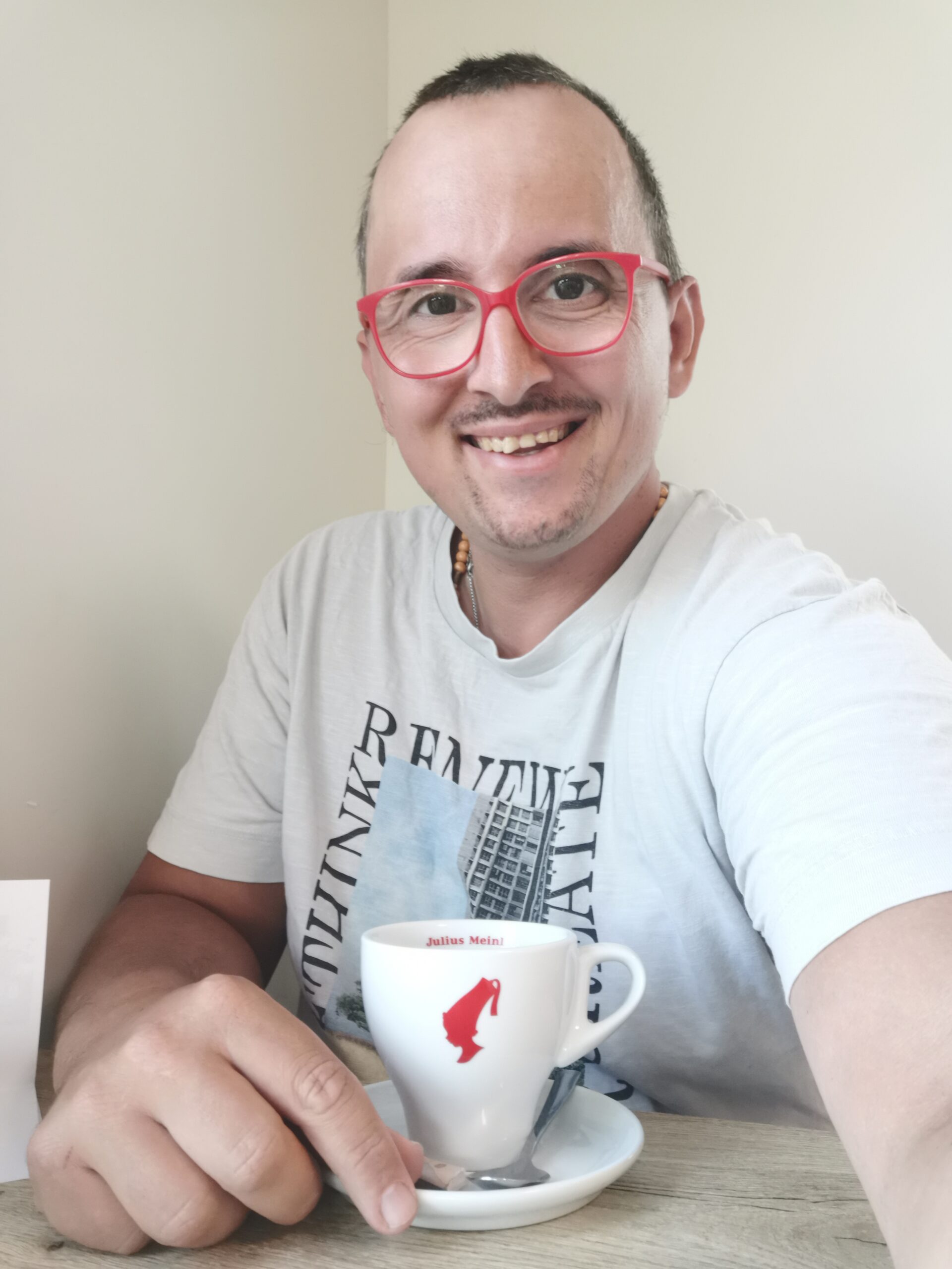 Erwin trinkt einen Kaffee in einer Julius-Meindl-Tasse.