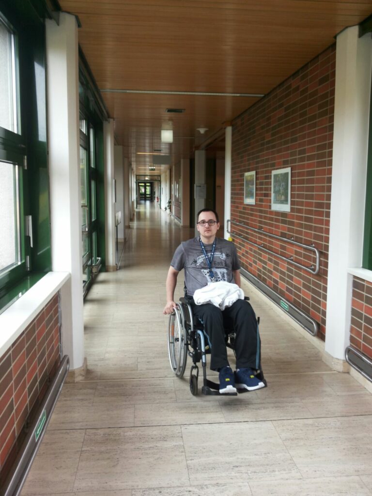 Dieses Bild zeigt Erwin, während er am Weißen Hof mit dem Rollstuhl umherdüst.