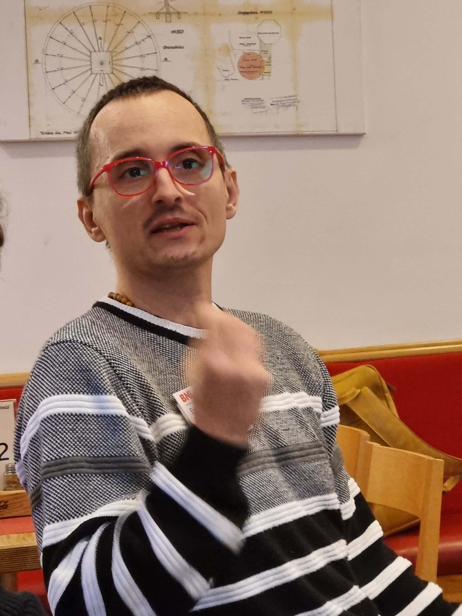 Erwin präsentiert sich und zeigt sein Brennen mit einer außergewöhnlichen Handbewegung.